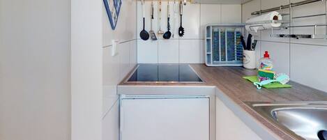 Réfrigérateur, micro-ondes, plaque de cuisson, cafetière/bouilloire