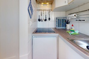 Kühlschrank, Mikrowelle, Herdplatte, Wasserkocher mit Kaffee-/Teezubehör