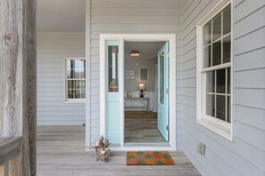 Exterior detail - Sand Fiddler Dayz:Oceanside, hot tub, dog friendly, community pool/tennis courts, close to beach (Nags Head)