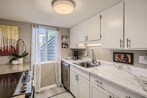 Frigorifero, forno, piano cottura, lavastoviglie