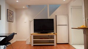 TV - Cozy 1 bedroom Appartment  minutes away from Ajax Waterfront. (Ajax)