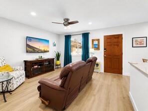Smart TV, music library, video library - Dog Friendly, Downtown Chandler, Has It All! (Chandler)