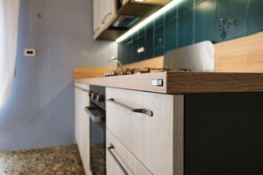 ثلاجة، فرن، موقد طهي مسطح، ماكينة لصنع القهوة/الشاي