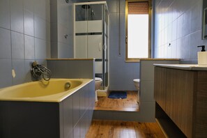 Bathtub, hair dryer, bidet, towels - Mare Mary - Sea view apartment in Monopoli, Apulia (Monopoli)