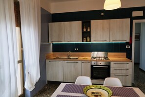 Frigorifero, forno, piano cottura, macchina per tè/caffè