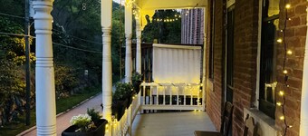 UP ON MAIN - a charming historic apartment in the heart of Eureka Springs