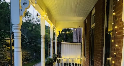 UP ON MAIN - a charming historic apartment in the heart of Eureka Springs