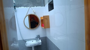 Traditional Studio | Bathroom | Shower, hydromassage showerhead, designer toiletries, hair dryer - Hong Thu Homestay & bungalow Ha Giang (Quan Ba)