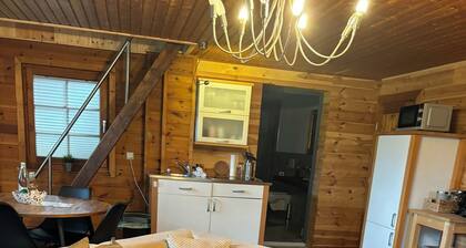 Stilvolle Blockhütte mit Kaminofen - Nähe Nürburgring, Ahrtal und