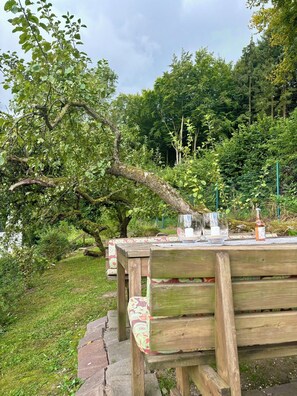 Outdoor dining - Stilvolle Blockhütte mit Kaminofen - Nähe Nürburgring, Ahrtal und (Kempenich)