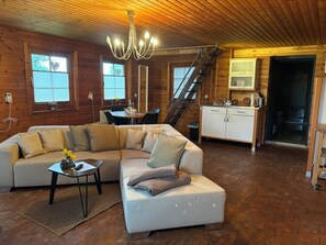 TV, fireplace - Stilvolle Blockhütte mit Kaminofen - Nähe Nürburgring, Ahrtal und (Kempenich)