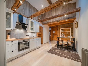 Fridge, oven, stovetop, dishwasher