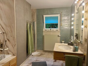 Badewanne, Whirlpool, Haartrockner, Handtücher