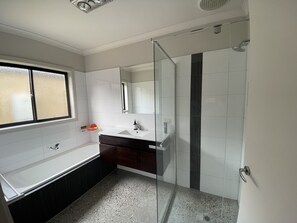 Baignoire, serviettes fournies, savon, papier de toilette