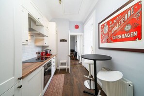 Fridge, microwave, oven, stovetop - The Gate Lodge - Modern & Period, Combined (Broughty Ferry)