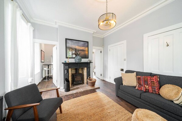 TV - The Gate Lodge - Modern & Period, Combined (Broughty Ferry)