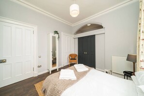 Iron/ironing board, travel crib, free WiFi, bed sheets - The Gate Lodge - Modern & Period, Combined (Broughty Ferry)