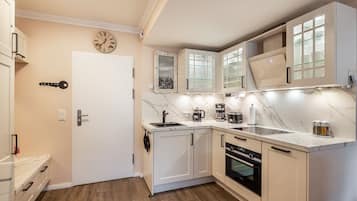 Geladeira, micro-ondas, fogão, cooktop
