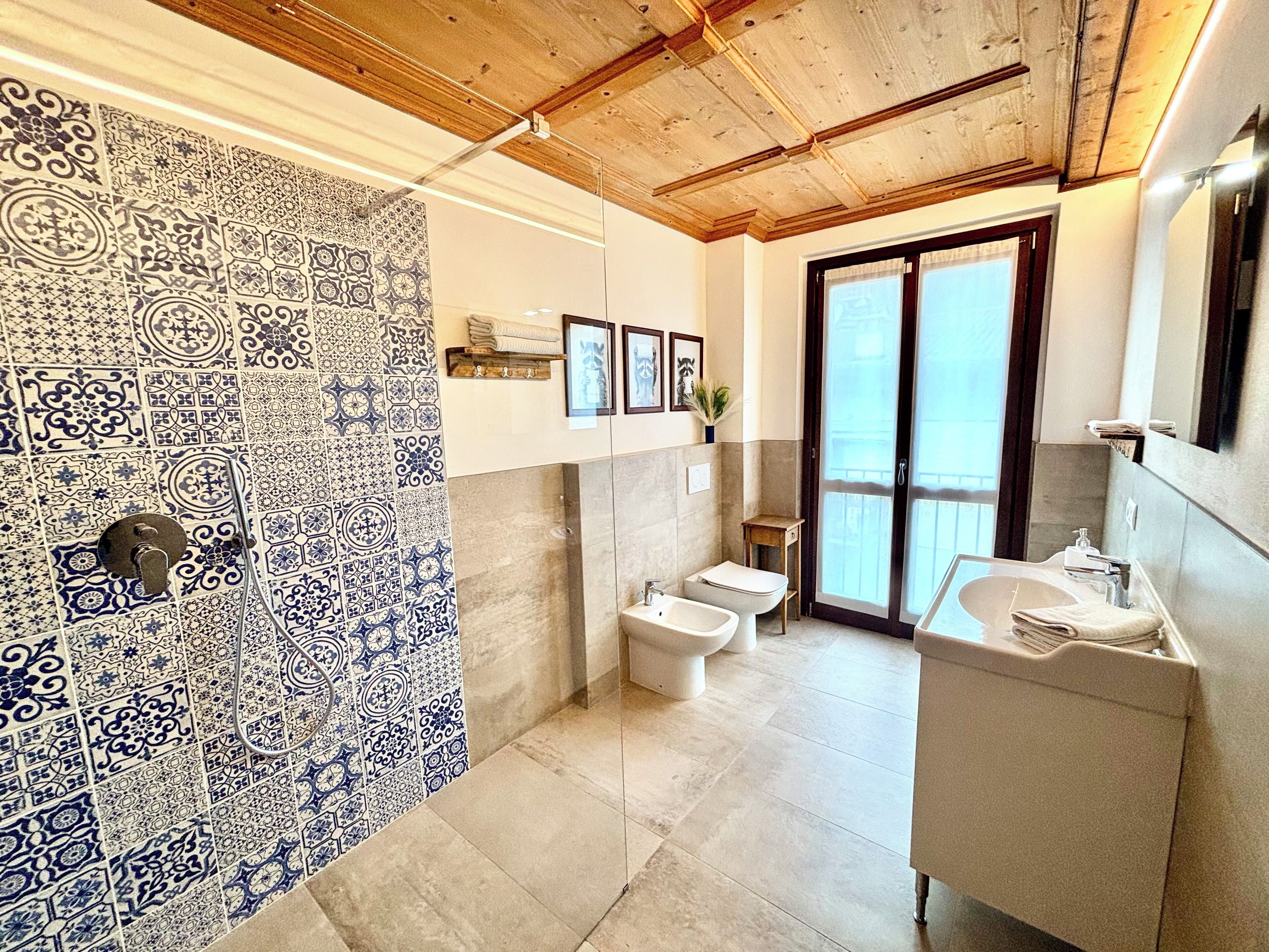 Combinazione doccia/vasca, asciugacapelli, bidet, asciugamani