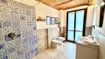 Combinazione doccia/vasca, asciugacapelli, bidet, asciugamani