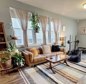 TV connectée, lecteur de DVD, livres, chaîne hi-fi