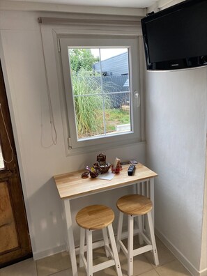 Dining - Small house in a quiet area, close to all amenities (Bourges)