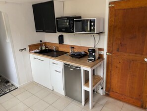 Frigorifero, microonde, forno, piano cottura