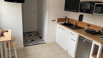 Een koelkast, een microgolfoven, een oven, een kookplaat