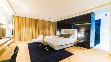 7 bedrooms, desk, iron/ironing board, WiFi