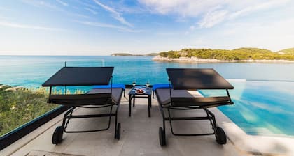 PureLuxuryExclusiveVillaStateOfTheArtVillaExcellentLocationPrivateBeach