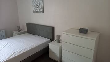 1 slaapkamer, een strijkplank/strijkijzer