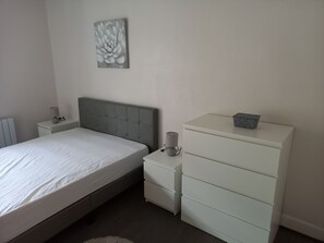 1 chambre, fer et planche à repasser