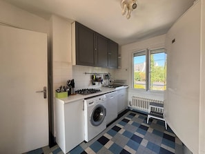 Coffee/tea maker, fridge, microwave, oven