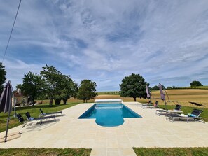 حمّام سباحة خارجي، حمّام سباحة مُدفَّأ