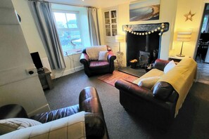 Fireplace - 2 Bed Cottage Sleeps 4 - Pets Ok - Private Garden (Penrhyndeudraeth)