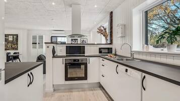 Køleskab, kogeplade, opvaskemaskine, kaffe-/temaskine