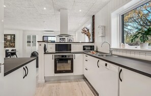 Refrigerador, parrilla de estufa, lavavajillas y cafetera y tetera