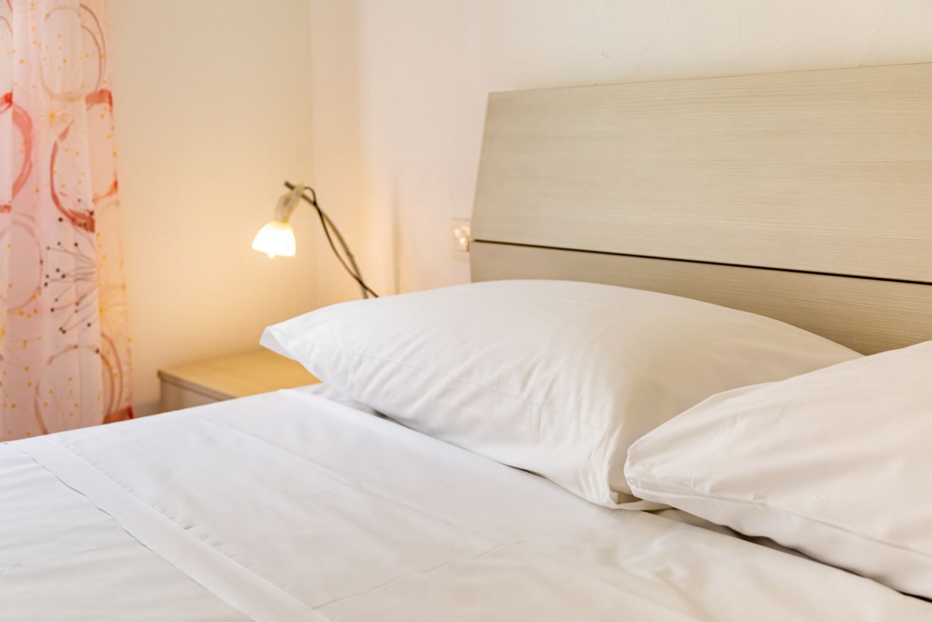 1 chambre, fer et planche à repasser, draps fournis