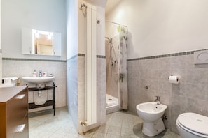 Douche, sèche-cheveux, bidet, serviettes fournies