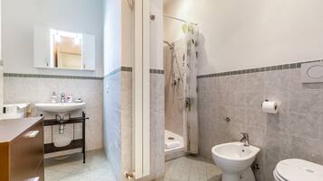 Doccia, asciugacapelli, bidet, asciugamani