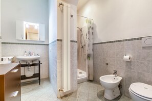 Dusche, Haartrockner, Bidet, Handtücher