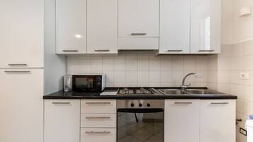 Microonde, forno, piano cottura, lavastoviglie