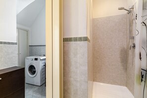 Shower, hair dryer, bidet, towels