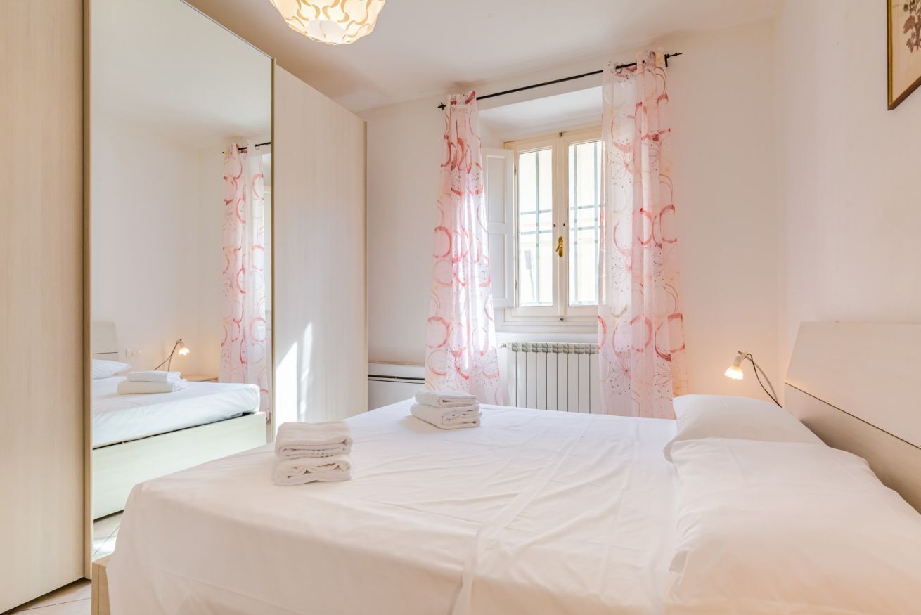 1 dormitorio, tabla de planchar con plancha, ropa de cama