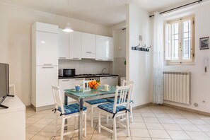 Micro-ondes, four, plaque de cuisson, lave-vaisselle