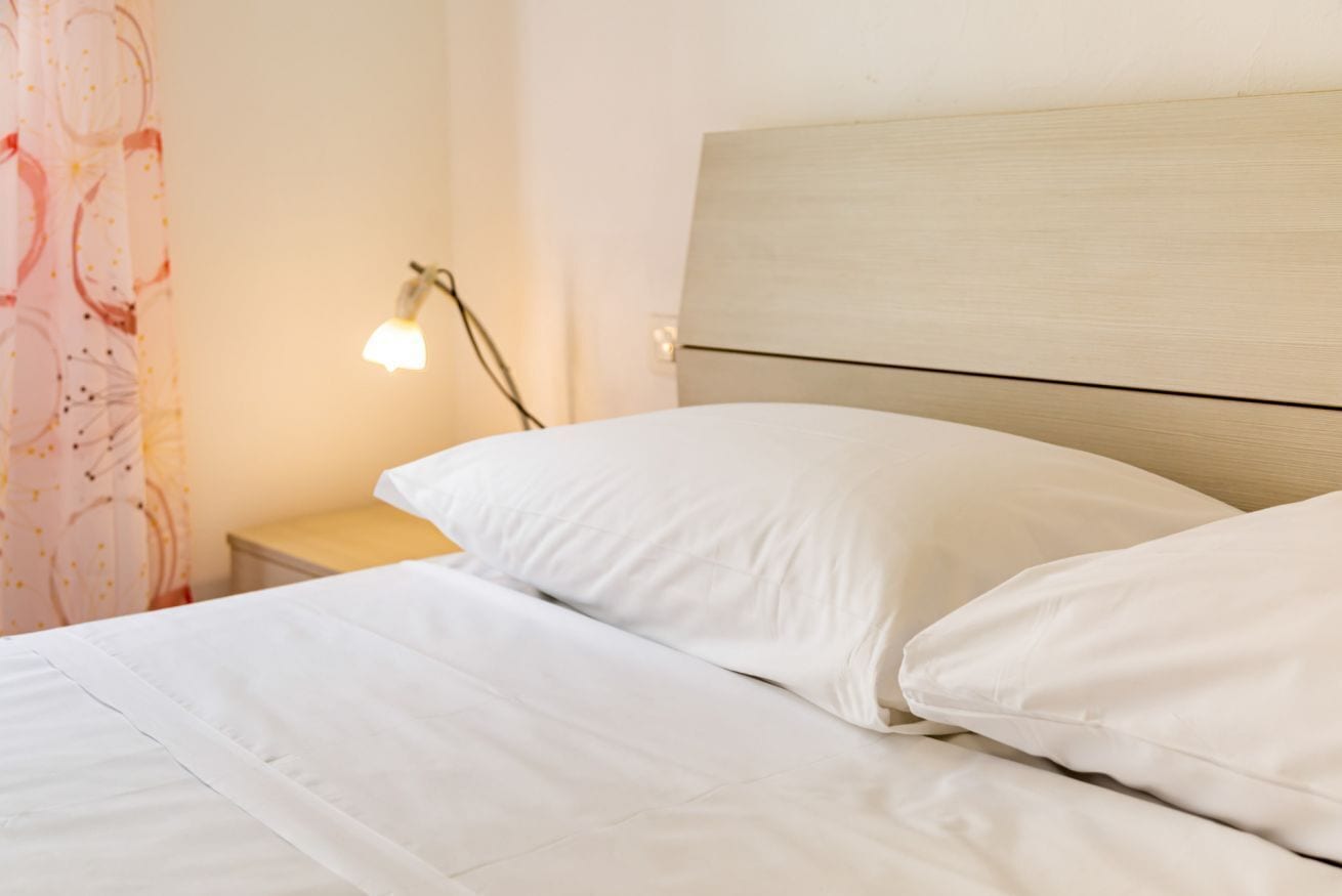 1 chambre, fer et planche à repasser, draps fournis