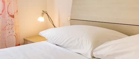 1 室のベッドルーム、アイロン / アイロン台、ベッドシーツ