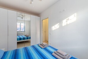 2 dormitorios, tabla de planchar con plancha, ropa de cama