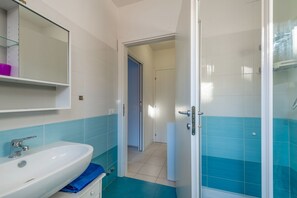 Ducha, secador de pelo, bidé y toallas