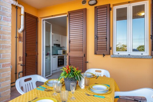 Bright and comfortable apartment, able to accommodate up to 4 people, with a large double bedroom and bedroom with a bunk bed, equipped terrace, living room and kitchenette. Ideal for a relaxing beach holiday, a few meters from the Blue Beach and in a co